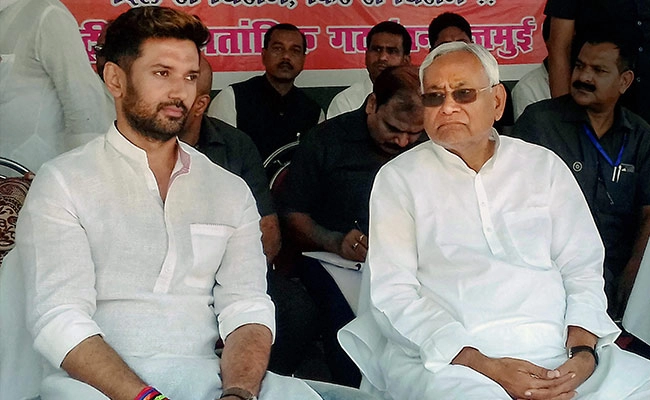 Nitish Kumar’s Stage Exchange with Chirag Paswan at PM Rally