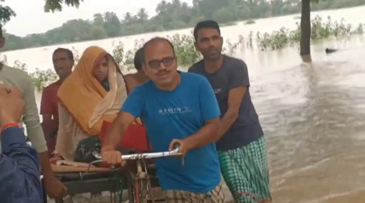 Doctor Ferries Pregnant Woman to Ambulance in Flooded Odisha