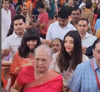 Aishwarya Rai Bachchan Visits Ganapati With Family in Mumbai