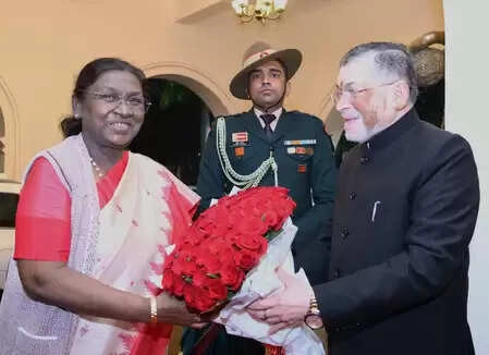 President Murmu arrives in Jharkhand, welcomed by Governor and CM