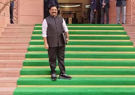 Man Misuses MP Ravindra Waikar’s Government SIM Card, Case Filed