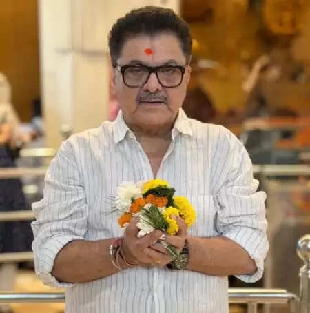 अशोक पंडित ने 2025 के अंतिम सूर्यास्त का किया प्रदर्शन