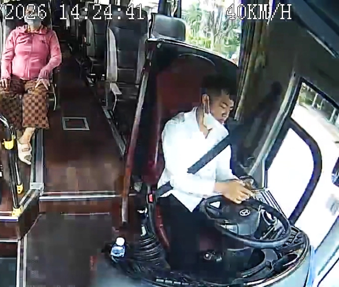 Driver fined $190 for checking phone, causing crash