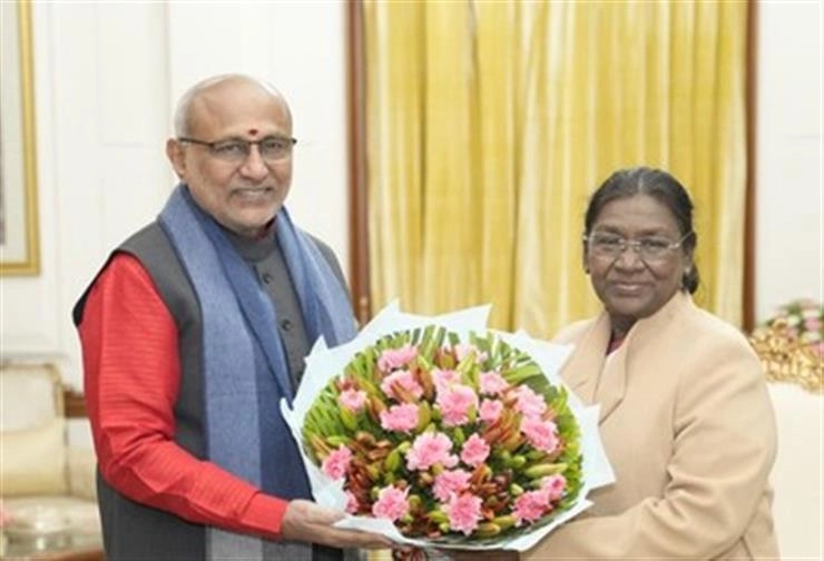 VP Radhakrishnan Meets President Murmu, Extends New Year Wishes