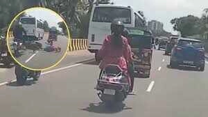 स्कूटी पर आईं पापा की परियों ने किया कांड, CCTV भी शर्मा गया