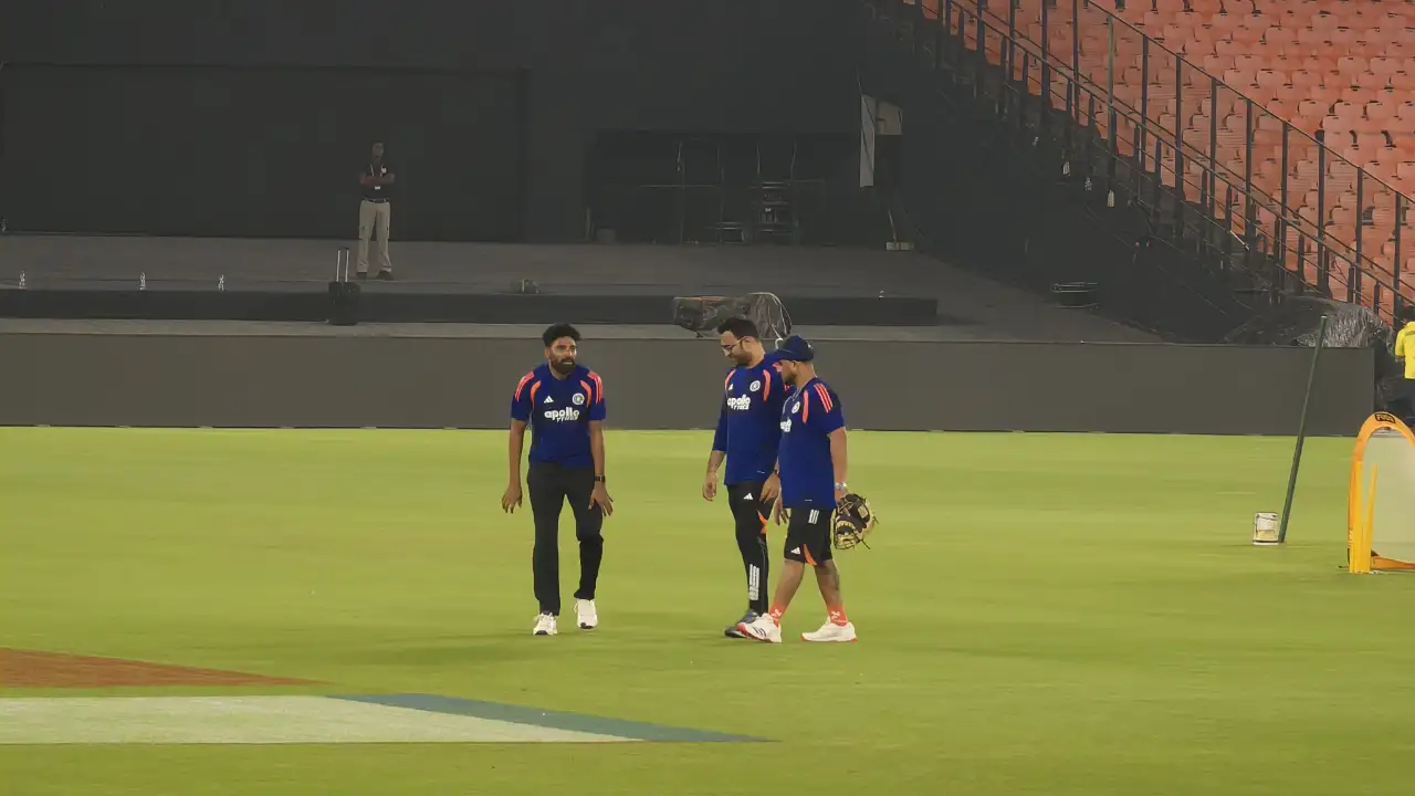 Hardik Pandya Injures Mohammed Siraj in Major Injury Scare