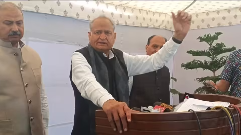 अशोक गहलोत: 2 साल बनाम 5 साल विवाद को कहा 'मूर्खता'