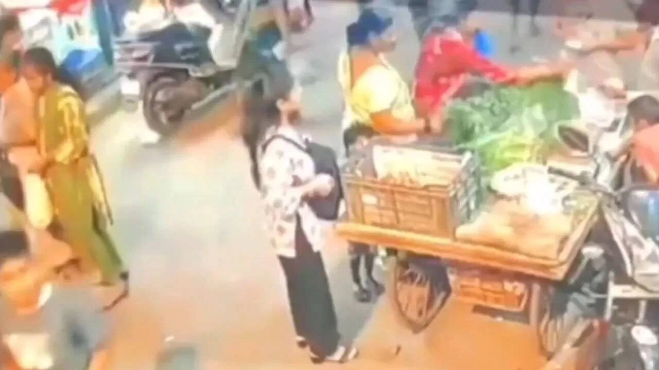 Viral Video: Chain Snatching from Innocent Girl in Daylight