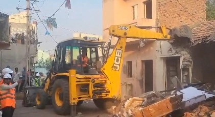 Rajkot: Demolition of illegal houses begins in Jangleeshwar
