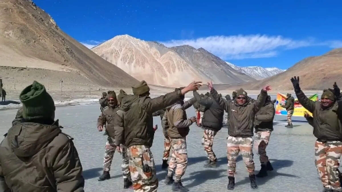 ITBP Celebrates Colorful Holi at 14,300 Feet by Pangong Lake
