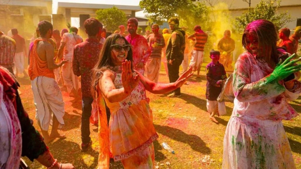 Delhi Traders Expect Rs 2000 Crore Business This Holi