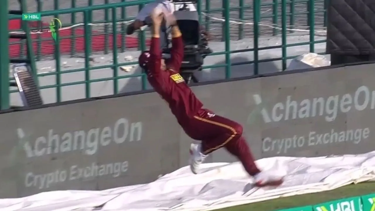 Saim Ayub's Superman effort denies Tom Curran a boundary
