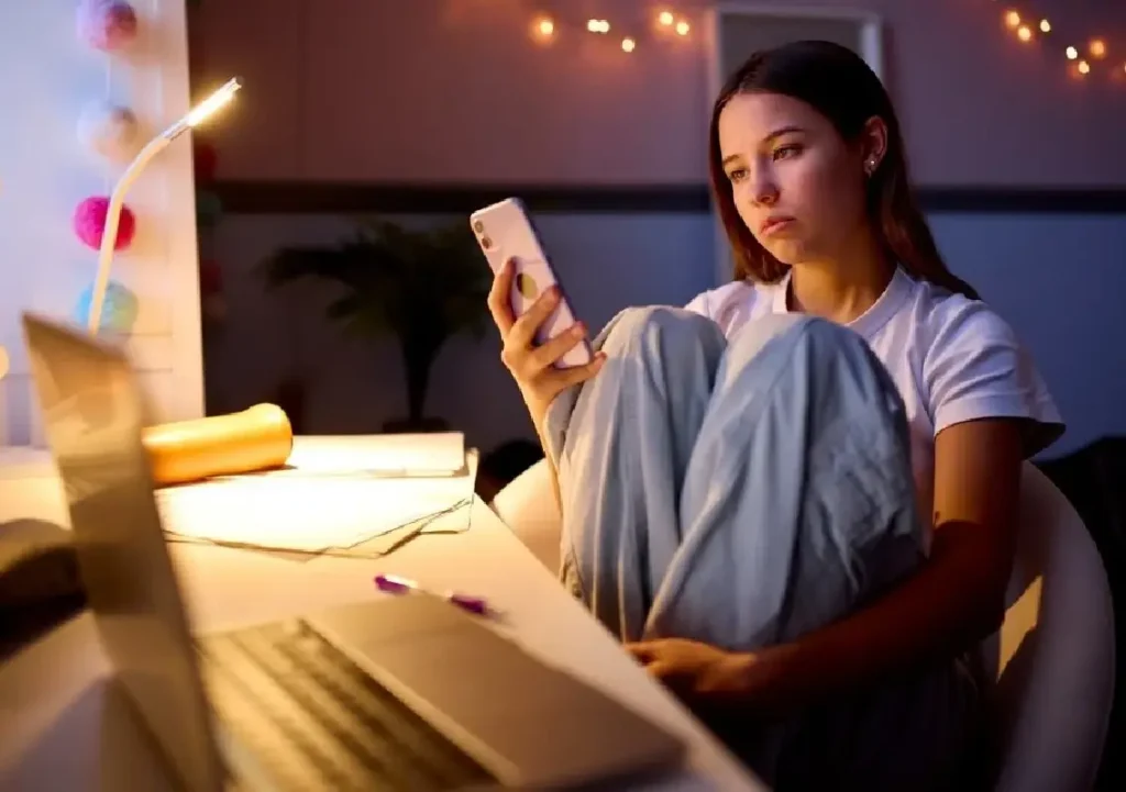 Smartphone Overuse Tied to Teen Eating and Body Image Problems