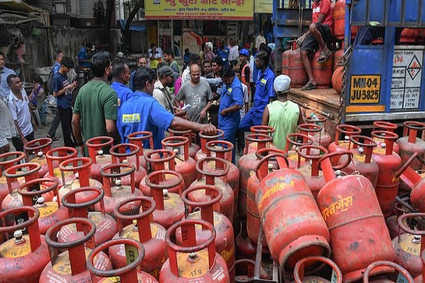 Petroleum Ministry: No changes to gas refill rules, stay calm.