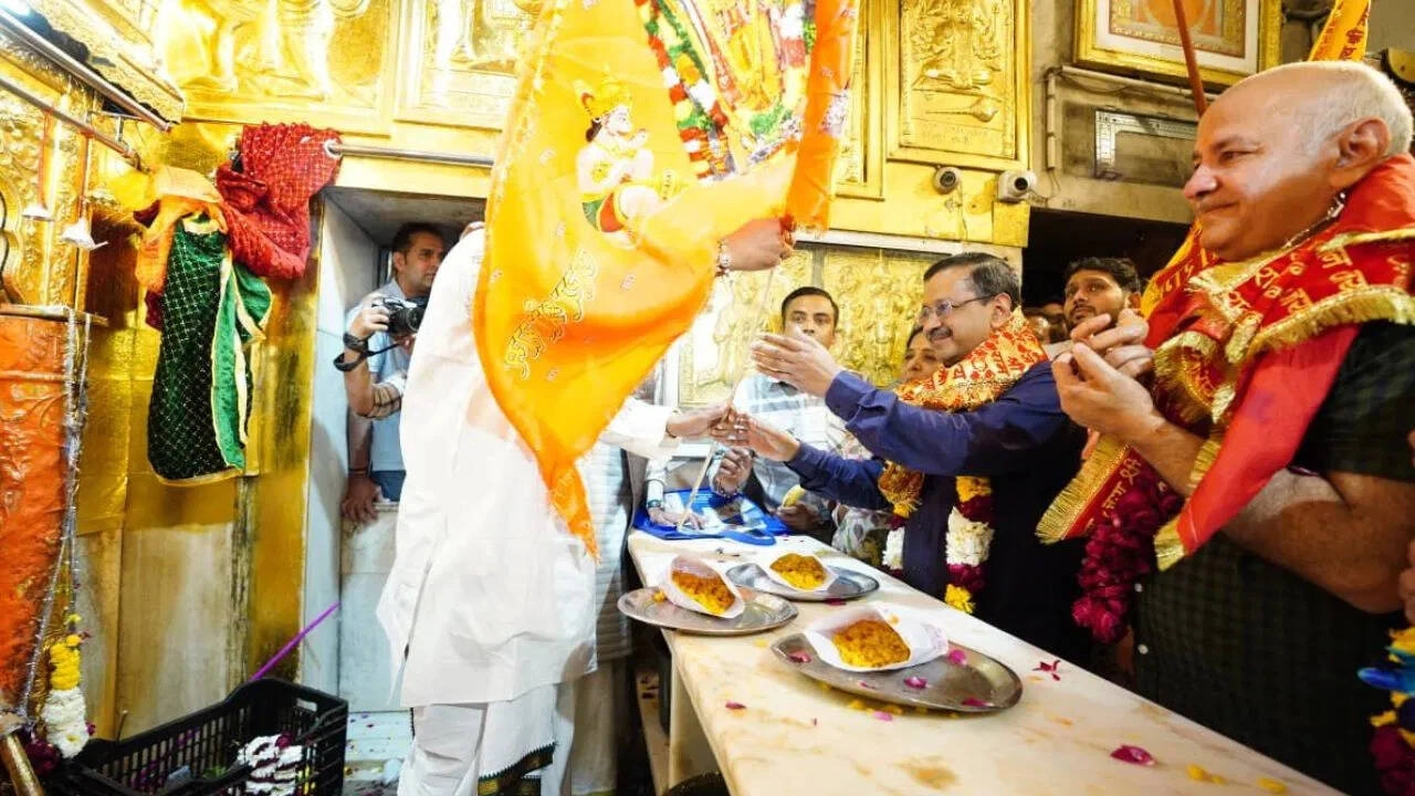 Kejriwal and Sisodia Pray at Hanuman Temple After Release