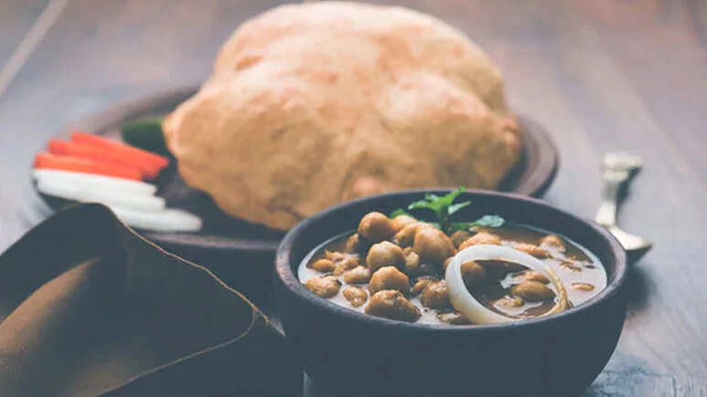 Chole Ki Nadi and Bhature Ka Dragon: Viral Video