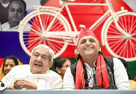 Akhilesh Yadav Attacks Government on Fuel Crisis: "Cameras Don't Lie