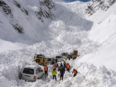 CM Omar Abdullah Expresses Grief Over Zojila Pass Accident
