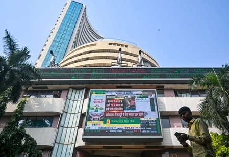 Market Falls for Fifth Week Amid Global Tensions and Selling