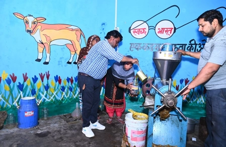 गोबरधन योजना: यूपी गांवों में बायोगैस से स्वच्छता और रोजगार