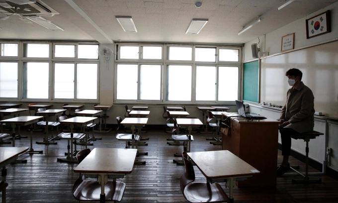 South Korean Schools Hold Solo Entrance Ceremony Amid Empty-Class Crisis