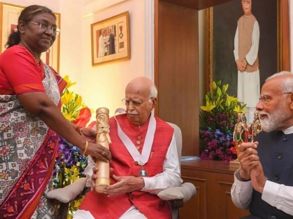 Did PM Modi Disrespect President Murmu? The Photo That Shook Bengal