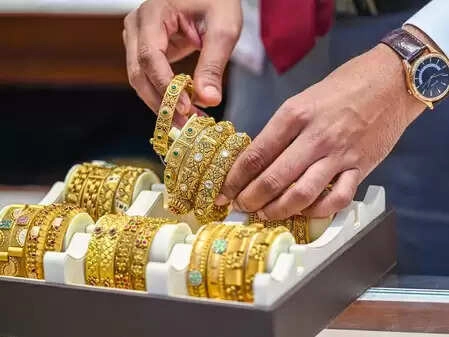 Gold and Silver Prices Drop Amid Global Conflicts: Reasons and Outlook