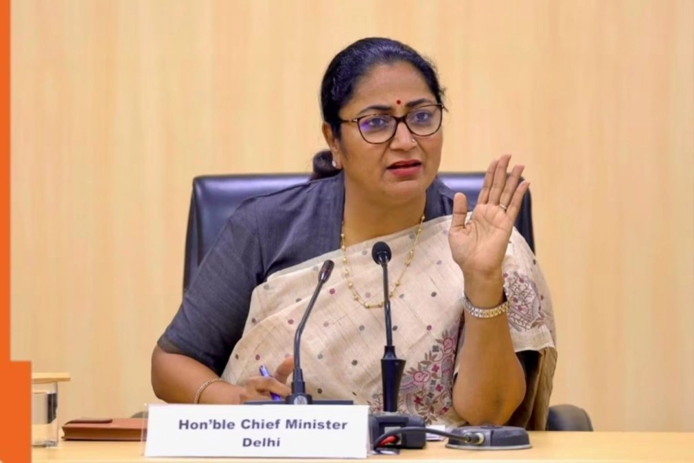 CM Rekha Gupta Inspects Azadpur Mandi, Urges Timely Development