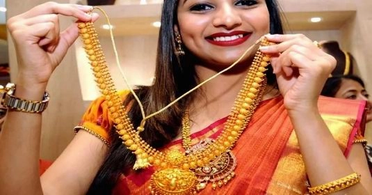 Gold Drops in Price, Silver Rises: Latest Rates Inside
