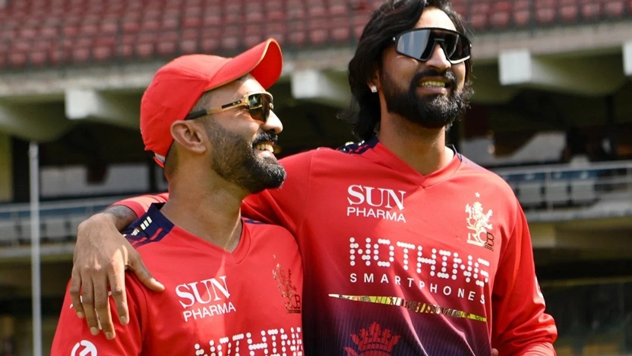 Dinesh Karthik Ignores R Ashwin, Calls Krunal Pandya Off-Spin Legend