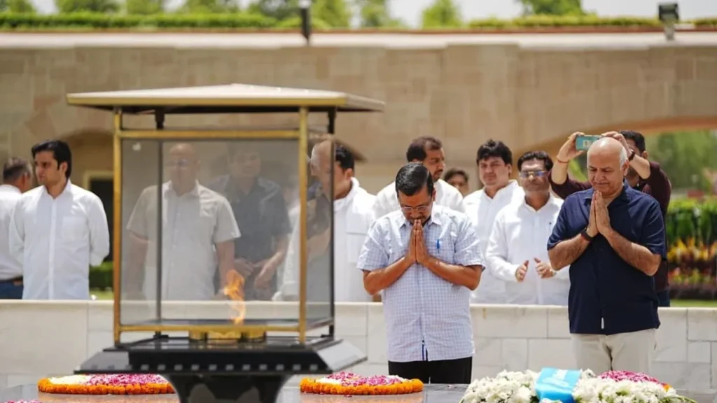 Kejriwal and Sisodia Bow to Bapu, Commit to Satyagraha