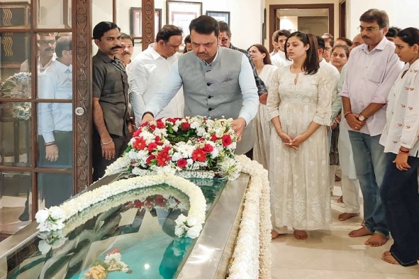 Fadnavis Pays Tearful Tribute at Ashatai’s Residence