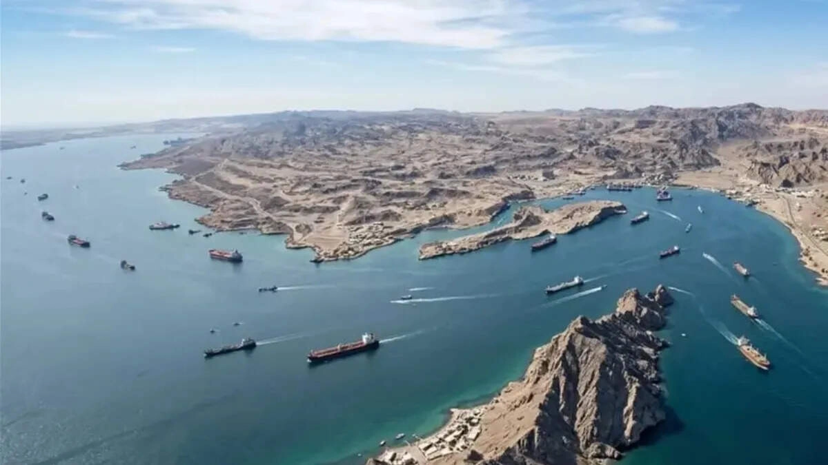 Commercial Ships to Pass Hormuz Strait Amid Iran's Threats