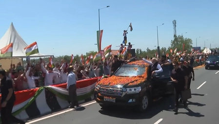 Modi's Road Show in Saharanpur Welcomed by Flag-Waving Crowd