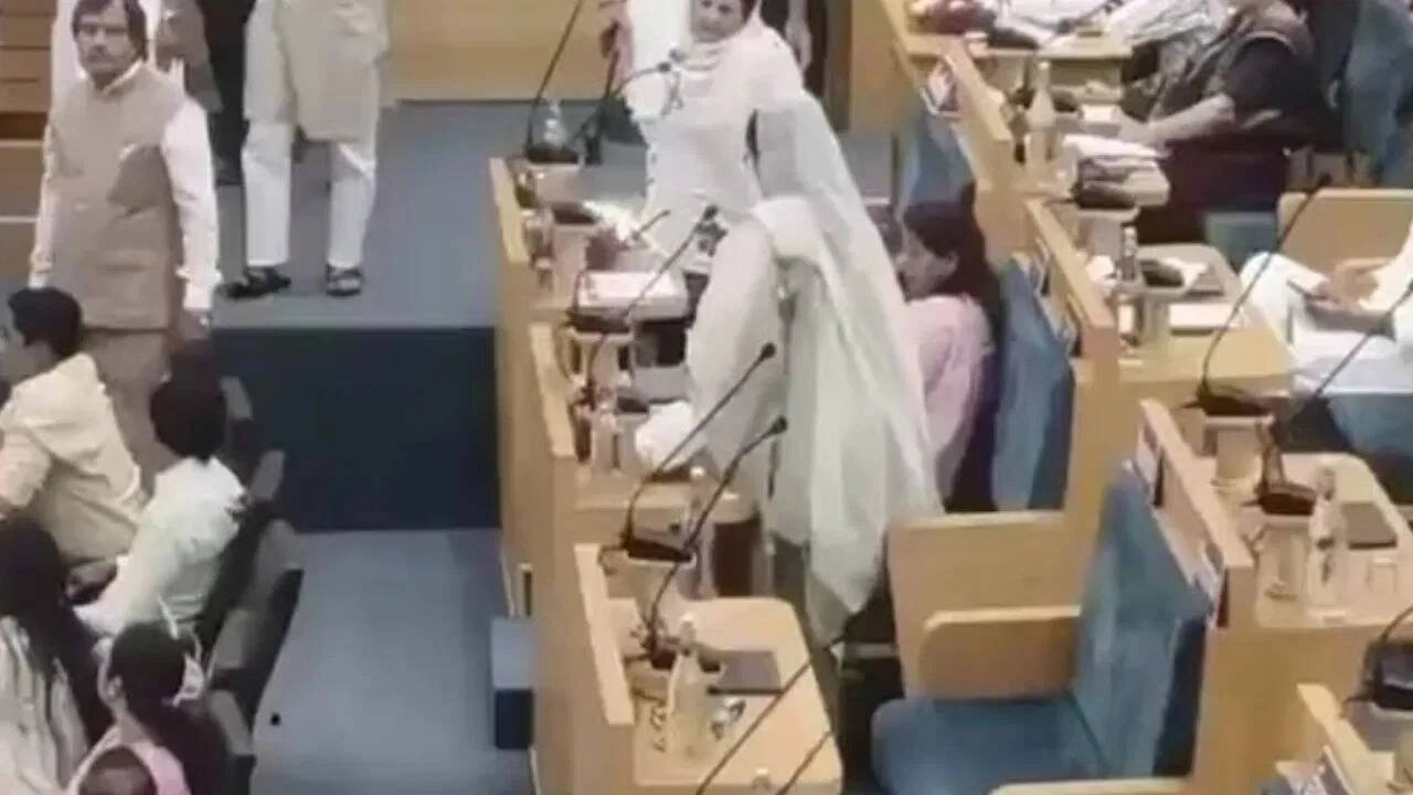Congress's Muslim councilors refuse to sing Vande Mataram, case filed