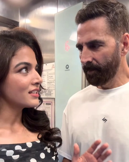 Akshay Kumar's Sweat: Vamika Gabbi's Jokes Leave Him Distressed