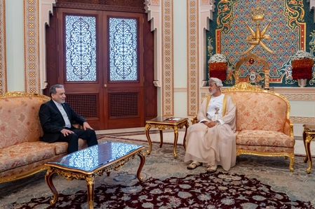 Meeting between Iran's Foreign Minister and Sultan in Oman on regional crisis