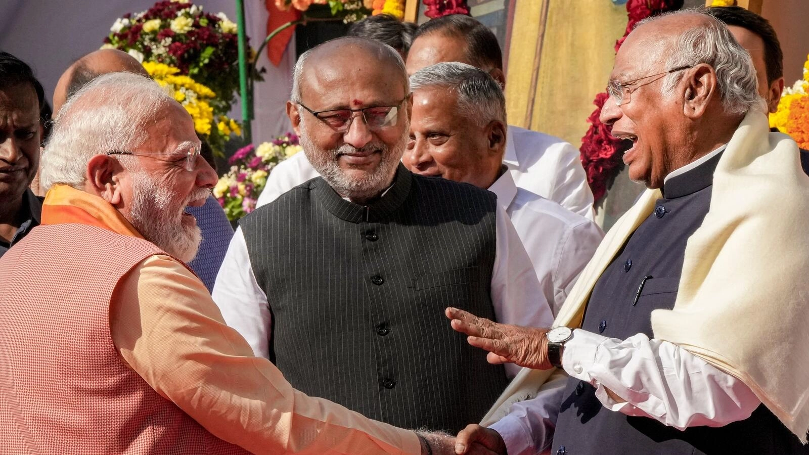PM Modi Meets Mallikarjun Kharge: Surprising Moments - VIDEO