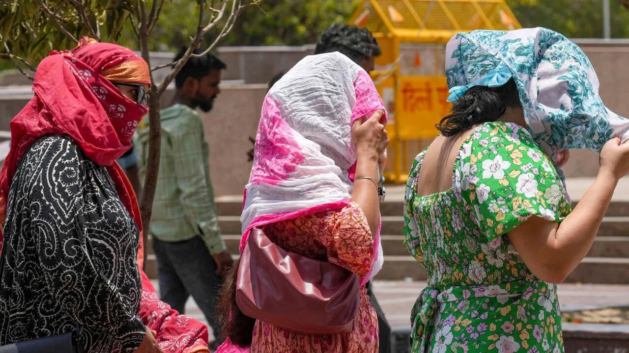 Heatwave Hits Delhi-NCR and North India, Temps Reach 42°C
