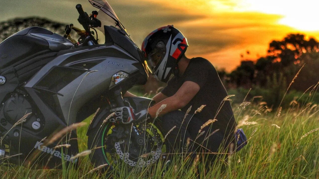 IT Company Helmet Dispute: Senior Employee Goes Viral on Reddit