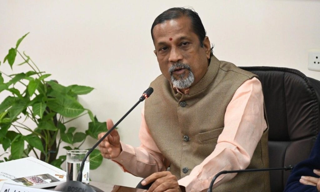Sridhar Vembu urges Indian professionals in US to return home