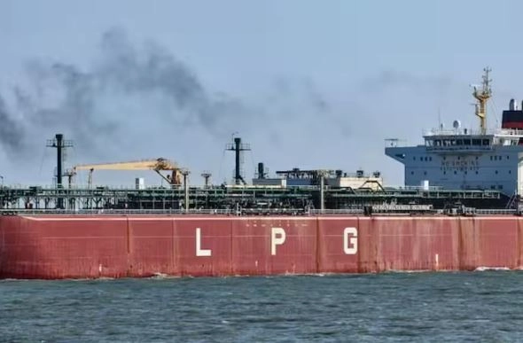Indian Tankers Turn Back in Strait of Hormuz Amid Safety Concerns