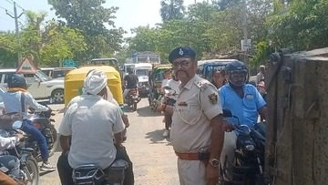 Tempo drivers protest Police Code, block NH-22 in anger