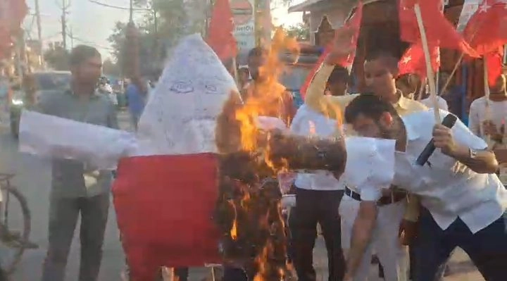 Chief Minister Effigy Burned in Jehanabad Protest Over Lathi Charge
