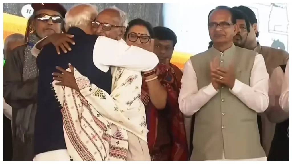 PM Modi Touches Feet of Makhan Lal Sarkar at Oath Ceremony