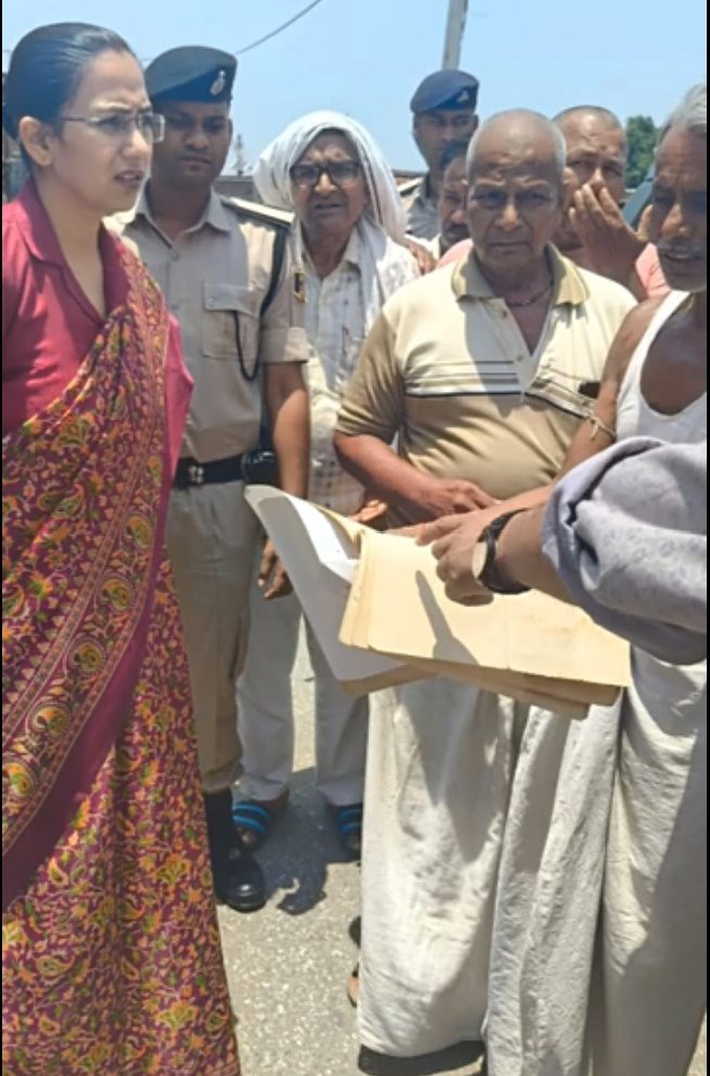 District Magistrate Inspects Farmer Registry, Promotes Benefits
