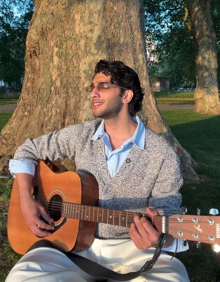 Vedaang Raina Sings in London's Scenic Landscapes