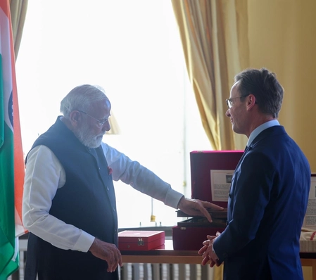 PM Modi Receives Copies of Tagore's Writings in Tribute