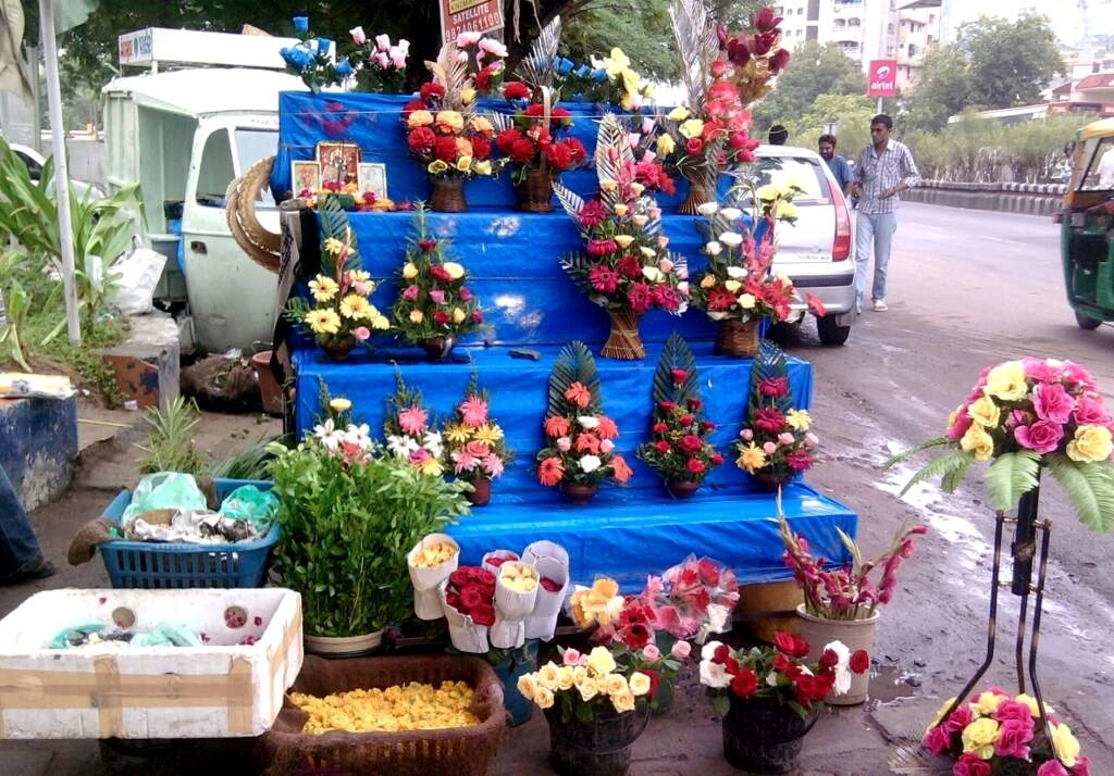 Viral Video: Flower Seller's Gentleman Charm Wins Hearts