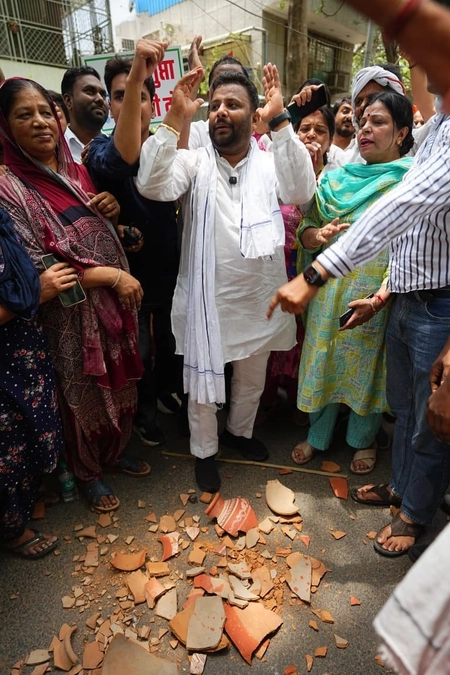 Delhi: 'AAP' Protests with Matka Breaking over Water Crisis